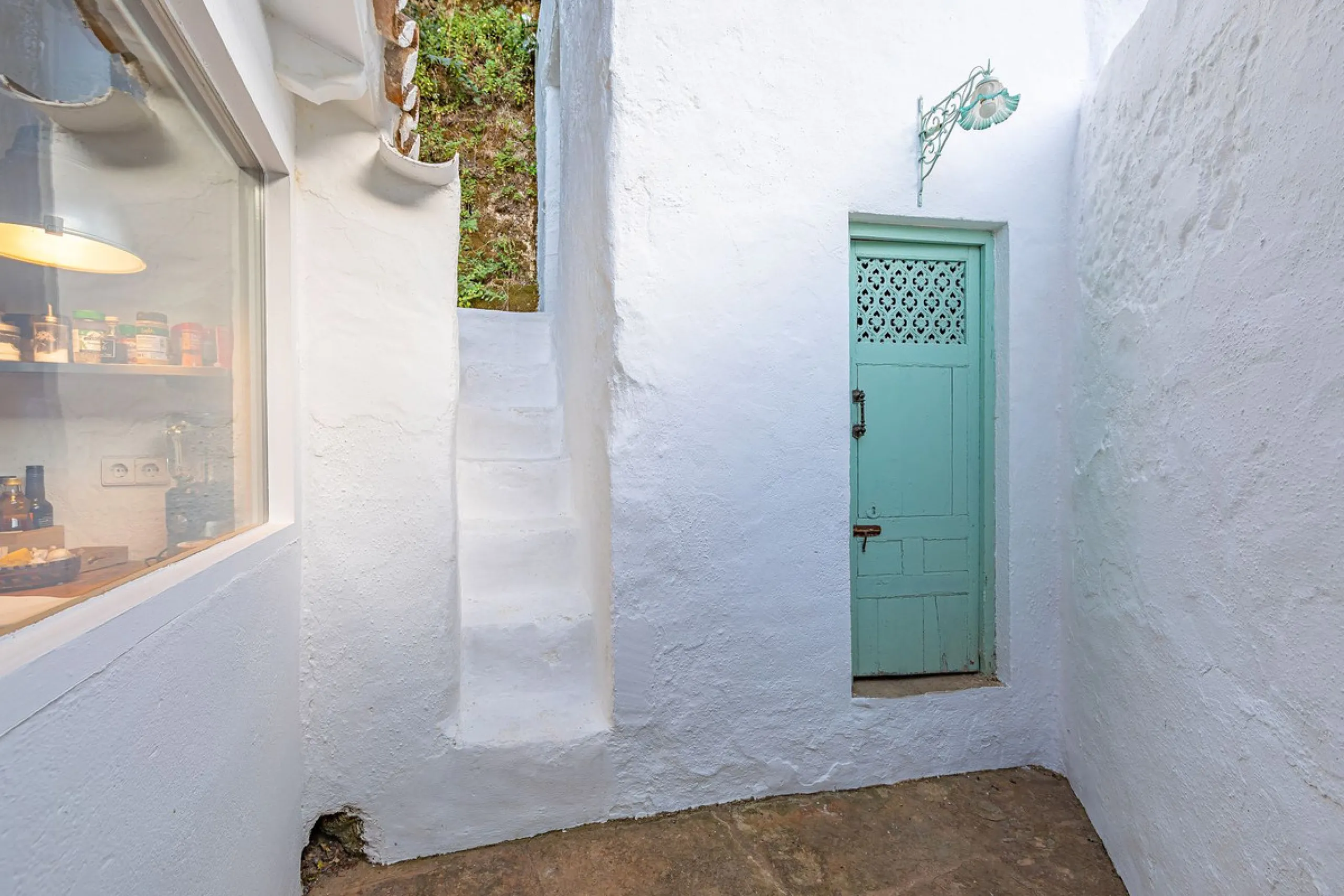 Magnificent dream house in an old mill from the 16th century, in an idyllic setting by the river, with beautiful landscapes with fruit trees in a natural environment, and a private pool, built on a 15,600 m2 plot just 20 minutes from Marbella. The propert