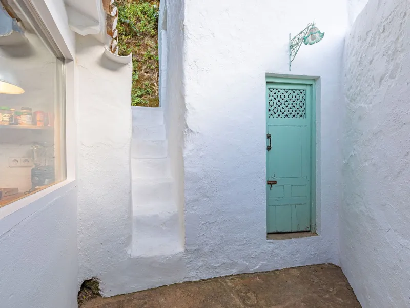 Magnificent dream house in an old mill from the 16th century, in an idyllic setting by the river, with beautiful landscapes with fruit trees in a natural environment, and a private pool, built on a 15,600 m2 plot just 20 minutes from Marbella. The propert