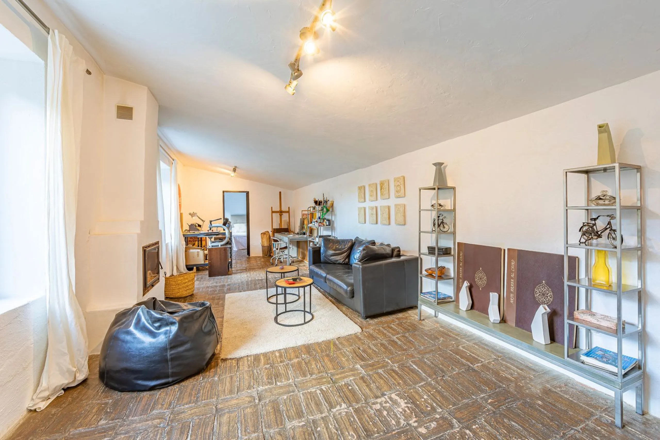 Magnificent dream house in an old mill from the 16th century, in an idyllic setting by the river, with beautiful landscapes with fruit trees in a natural environment, and a private pool, built on a 15,600 m2 plot just 20 minutes from Marbella. The propert