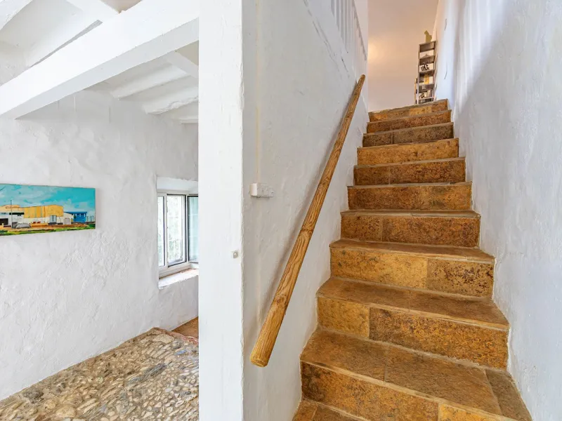 Magnificent dream house in an old mill from the 16th century, in an idyllic setting by the river, with beautiful landscapes with fruit trees in a natural environment, and a private pool, built on a 15,600 m2 plot just 20 minutes from Marbella. The propert