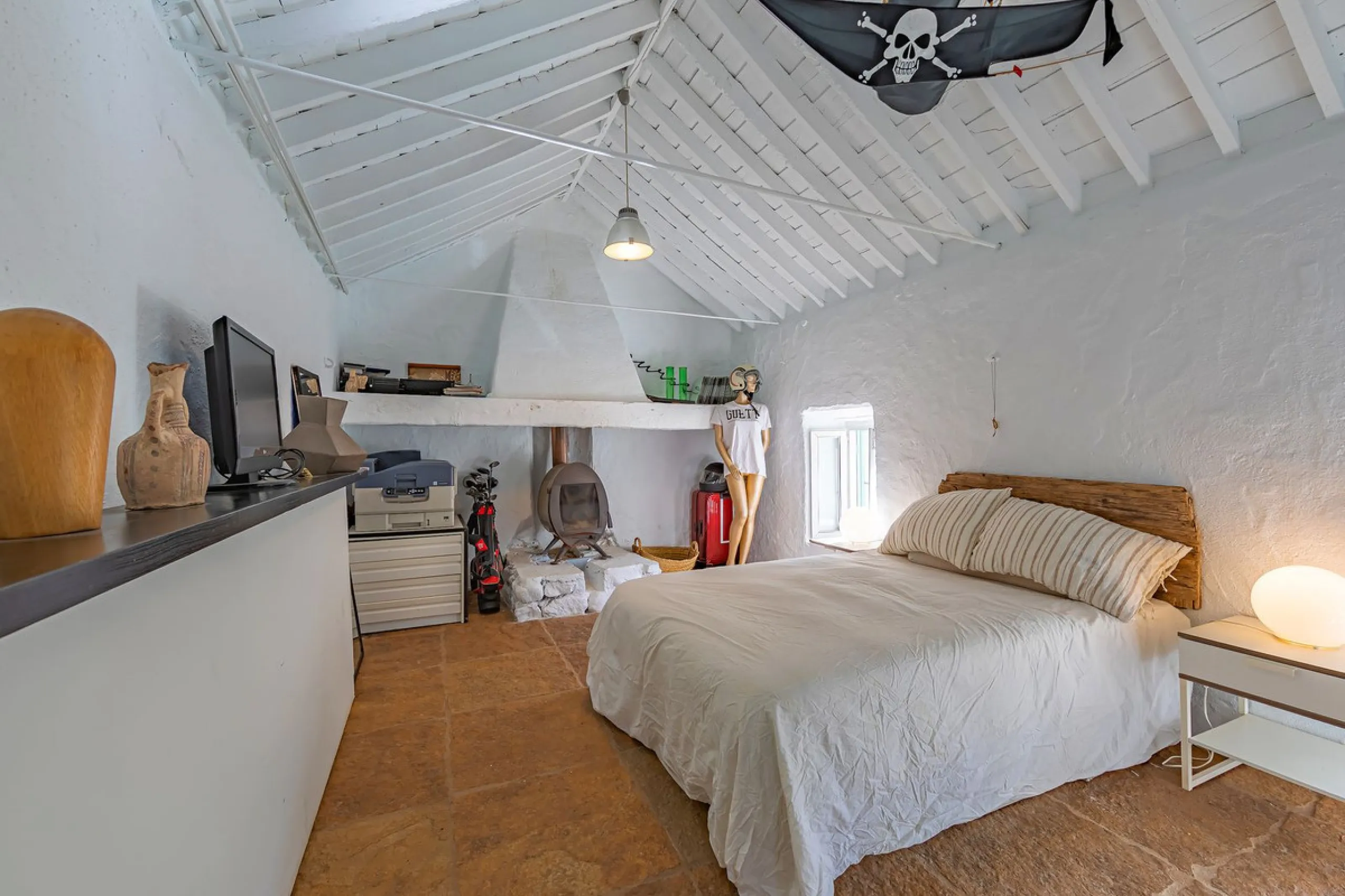Magnificent dream house in an old mill from the 16th century, in an idyllic setting by the river, with beautiful landscapes with fruit trees in a natural environment, and a private pool, built on a 15,600 m2 plot just 20 minutes from Marbella. The propert