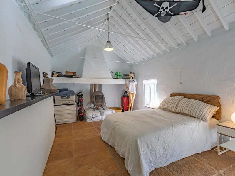 Magnificent dream house in an old mill from the 16th century, in an idyllic setting by the river, with beautiful landscapes with fruit trees in a natural environment, and a private pool, built on a 15,600 m2 plot just 20 minutes from Marbella. The propert