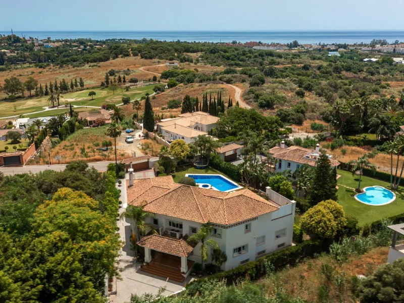 A spacious high quality, south facing classical Spanish villa with 6 bedrooms in El Paraiso in Benahavis with sea views and a lot of privacy.