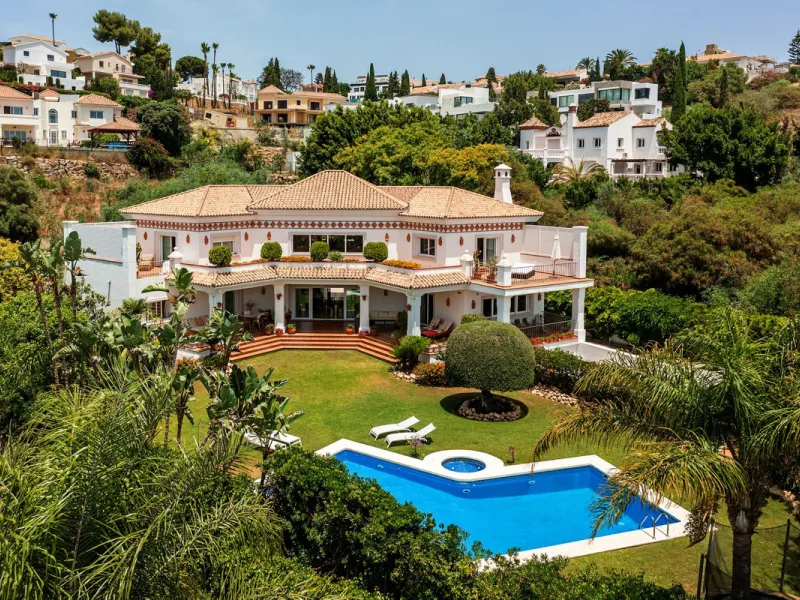 A spacious high quality, south facing classical Spanish villa with 6 bedrooms in El Paraiso in Benahavis with sea views and a lot of privacy.