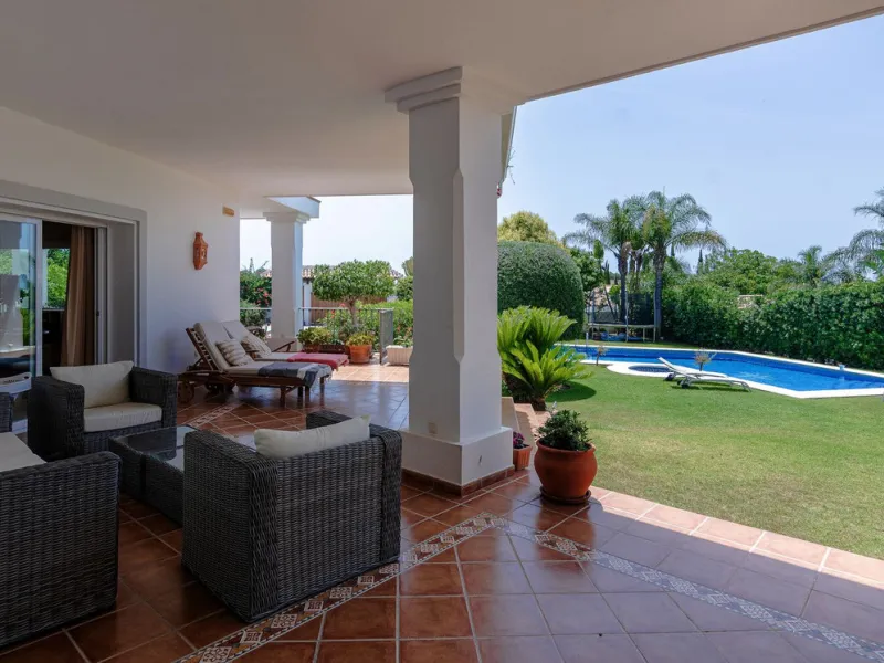 A spacious high quality, south facing classical Spanish villa with 6 bedrooms in El Paraiso in Benahavis with sea views and a lot of privacy.