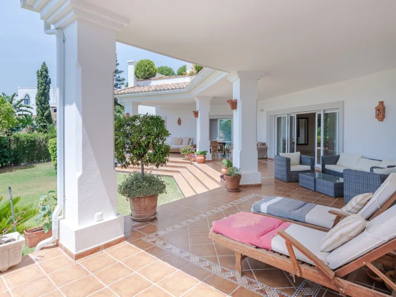 A spacious high quality, south facing classical Spanish villa with 6 bedrooms in El Paraiso in Benahavis with sea views and a lot of privacy.