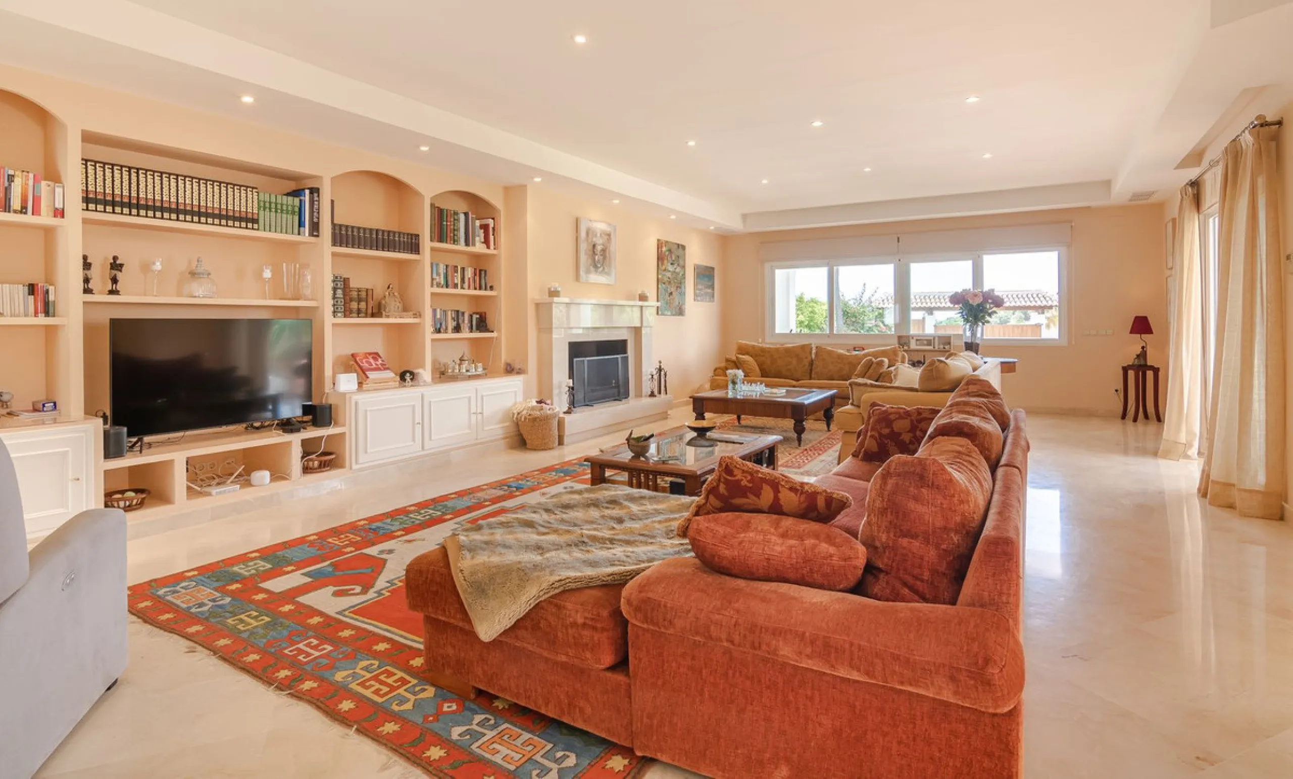 A spacious high quality, south facing classical Spanish villa with 6 bedrooms in El Paraiso in Benahavis with sea views and a lot of privacy.