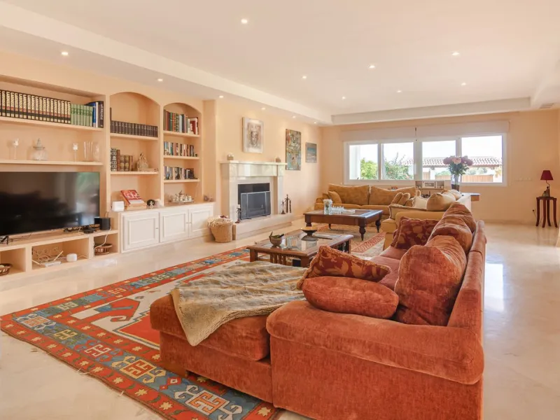 A spacious high quality, south facing classical Spanish villa with 6 bedrooms in El Paraiso in Benahavis with sea views and a lot of privacy.