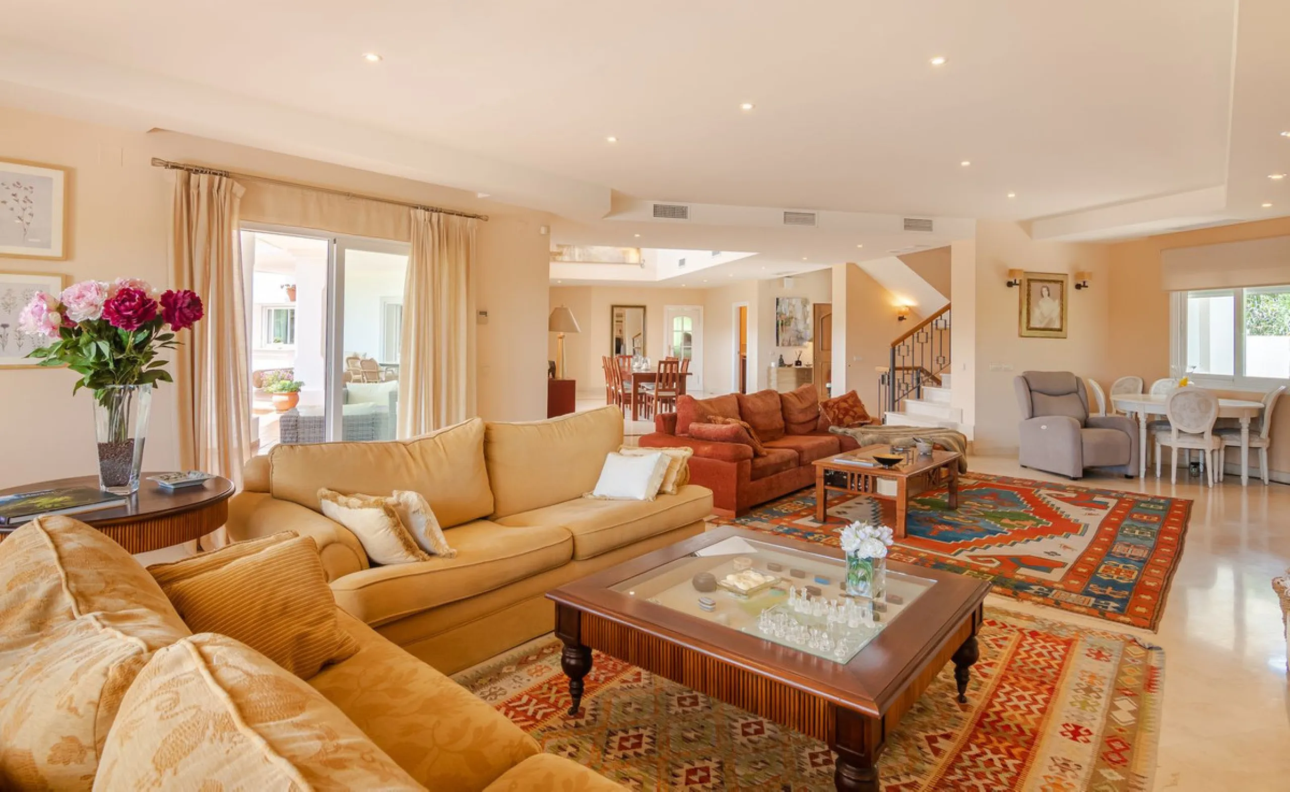A spacious high quality, south facing classical Spanish villa with 6 bedrooms in El Paraiso in Benahavis with sea views and a lot of privacy.