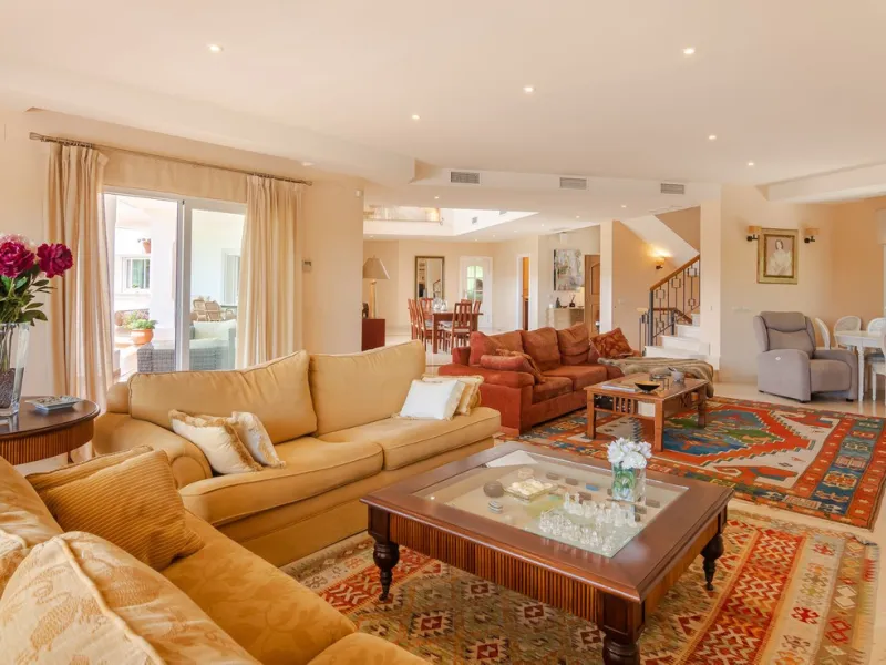 A spacious high quality, south facing classical Spanish villa with 6 bedrooms in El Paraiso in Benahavis with sea views and a lot of privacy.