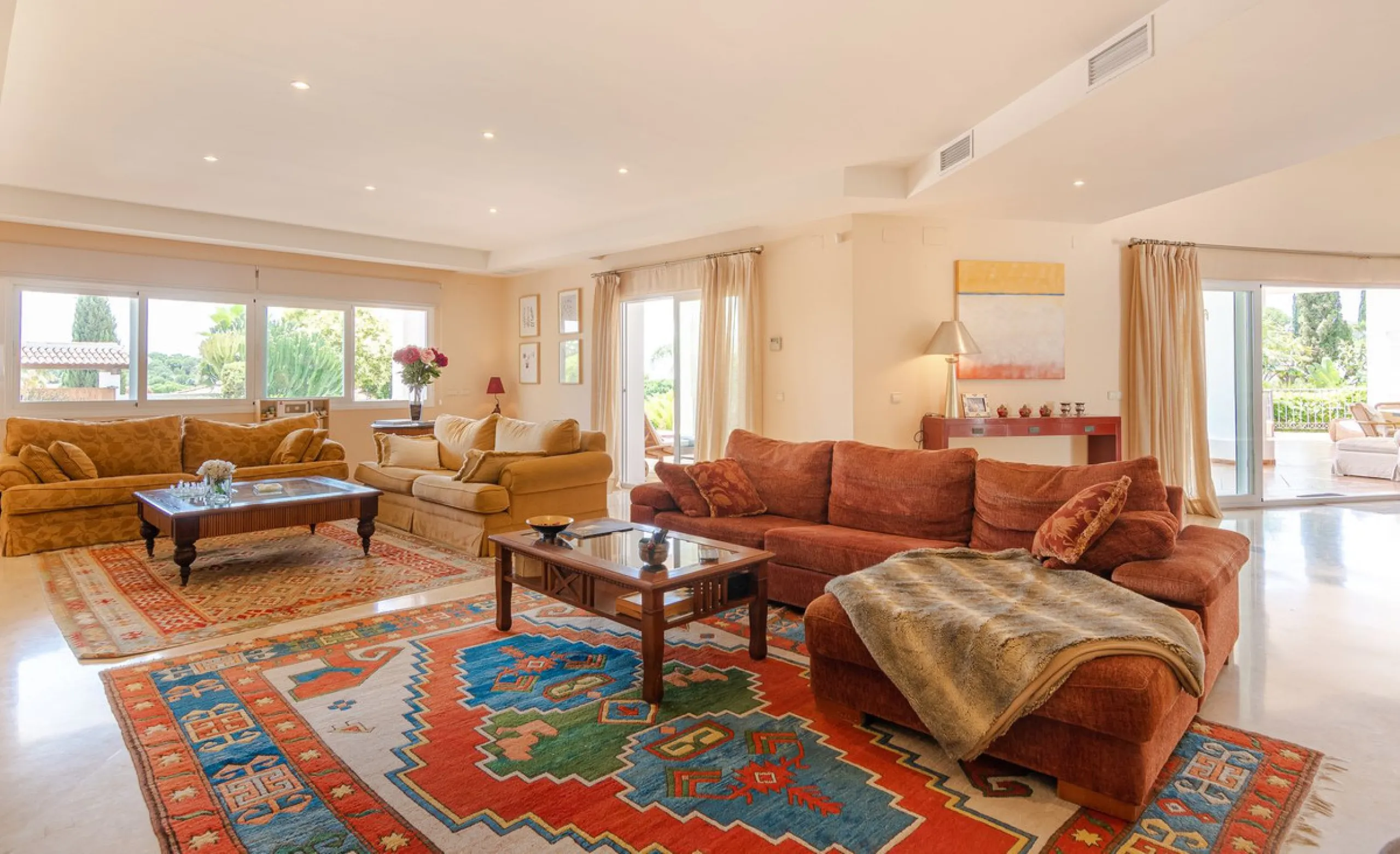 A spacious high quality, south facing classical Spanish villa with 6 bedrooms in El Paraiso in Benahavis with sea views and a lot of privacy.