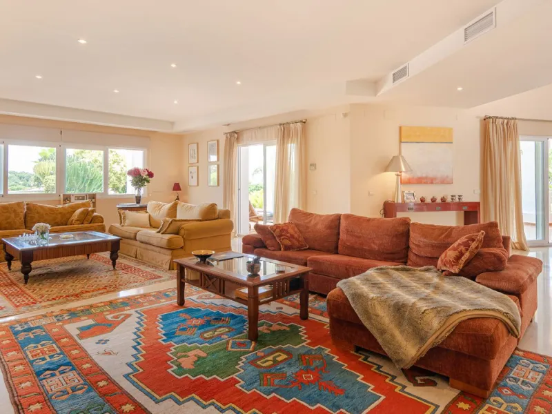 A spacious high quality, south facing classical Spanish villa with 6 bedrooms in El Paraiso in Benahavis with sea views and a lot of privacy.