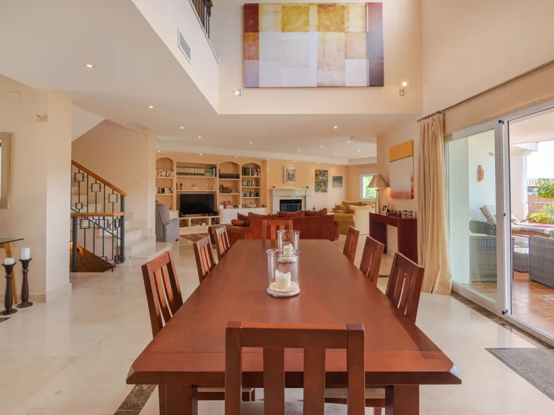 A spacious high quality, south facing classical Spanish villa with 6 bedrooms in El Paraiso in Benahavis with sea views and a lot of privacy.