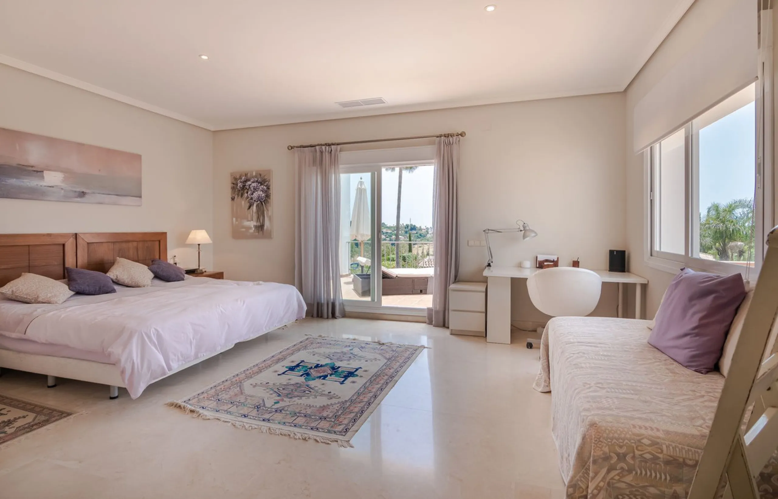 A spacious high quality, south facing classical Spanish villa with 6 bedrooms in El Paraiso in Benahavis with sea views and a lot of privacy.