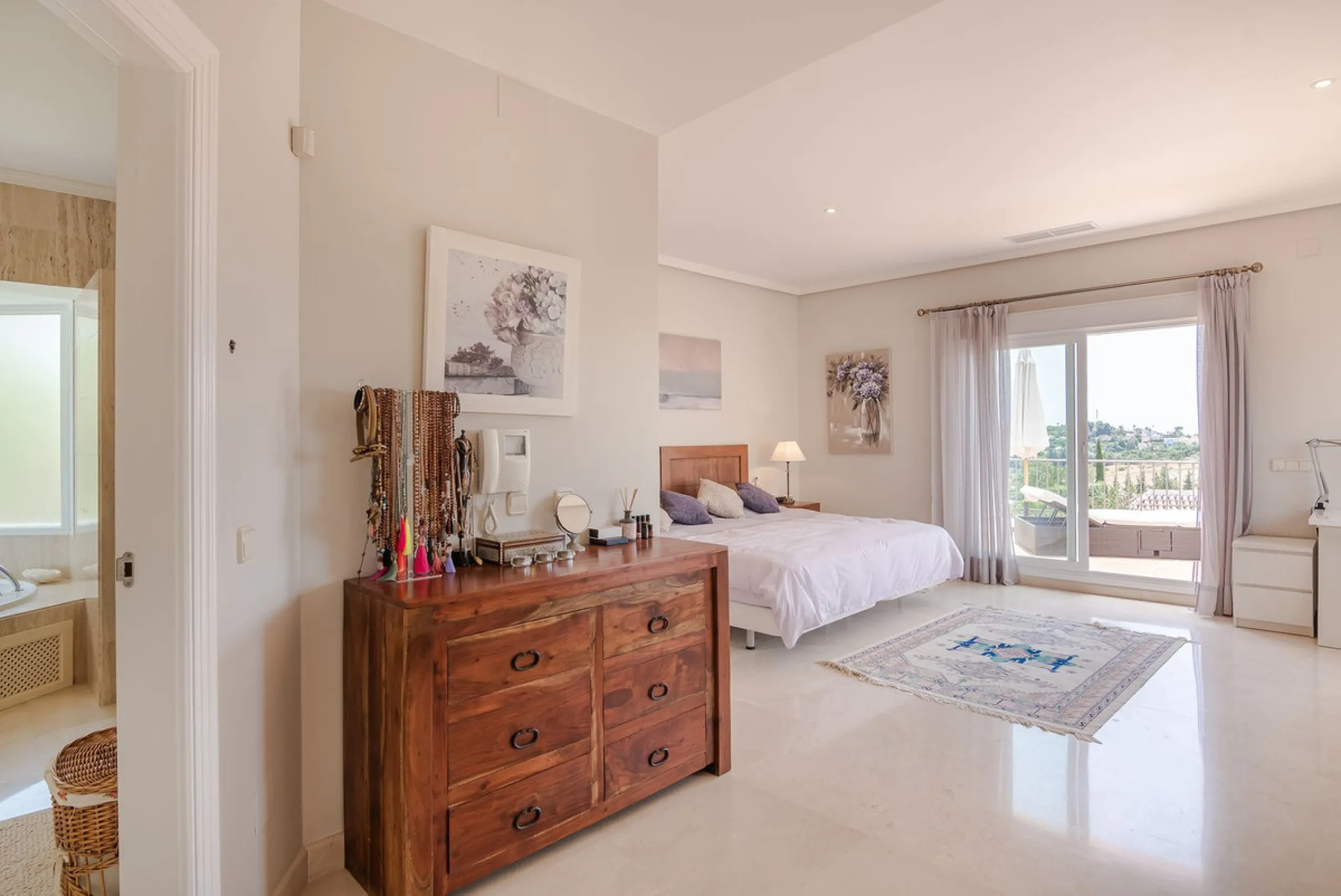 A spacious high quality, south facing classical Spanish villa with 6 bedrooms in El Paraiso in Benahavis with sea views and a lot of privacy.