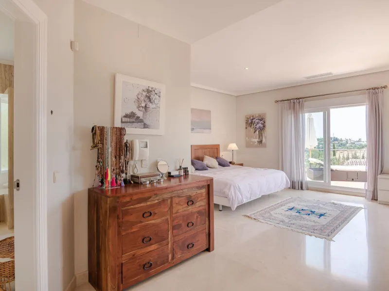 A spacious high quality, south facing classical Spanish villa with 6 bedrooms in El Paraiso in Benahavis with sea views and a lot of privacy.
