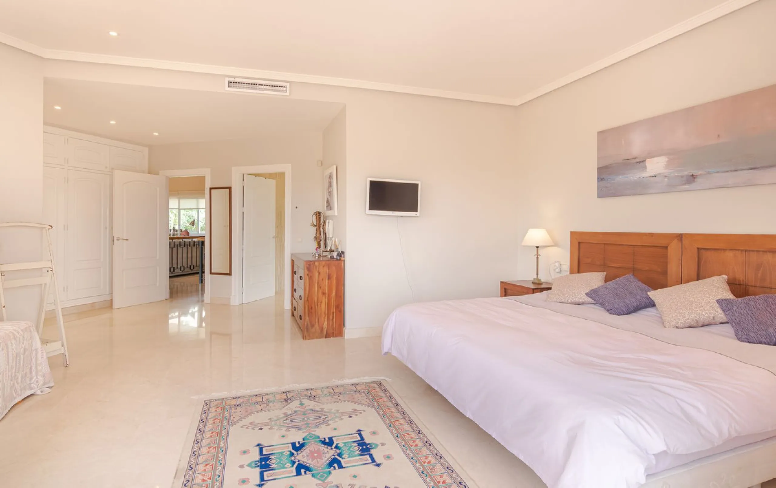 A spacious high quality, south facing classical Spanish villa with 6 bedrooms in El Paraiso in Benahavis with sea views and a lot of privacy.