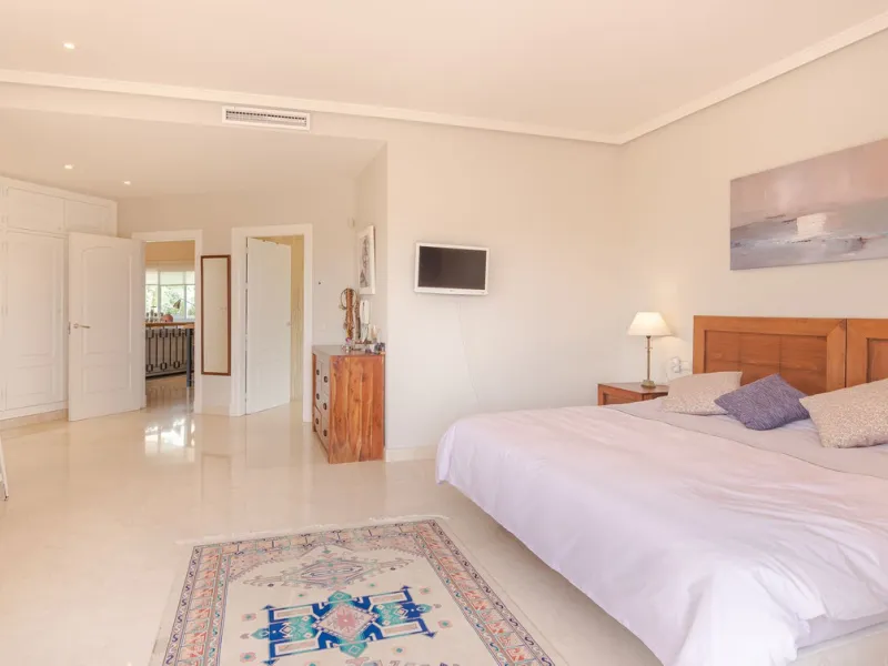 A spacious high quality, south facing classical Spanish villa with 6 bedrooms in El Paraiso in Benahavis with sea views and a lot of privacy.