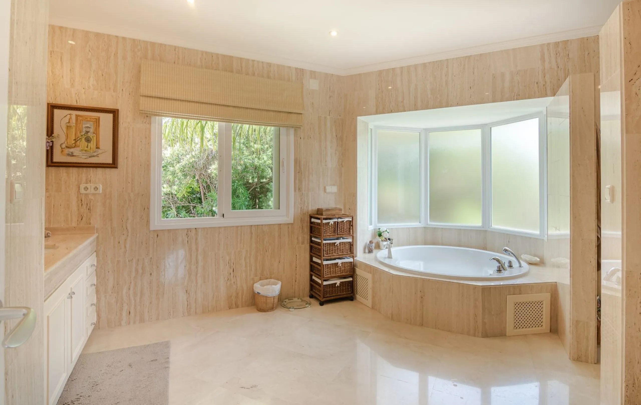 A spacious high quality, south facing classical Spanish villa with 6 bedrooms in El Paraiso in Benahavis with sea views and a lot of privacy.