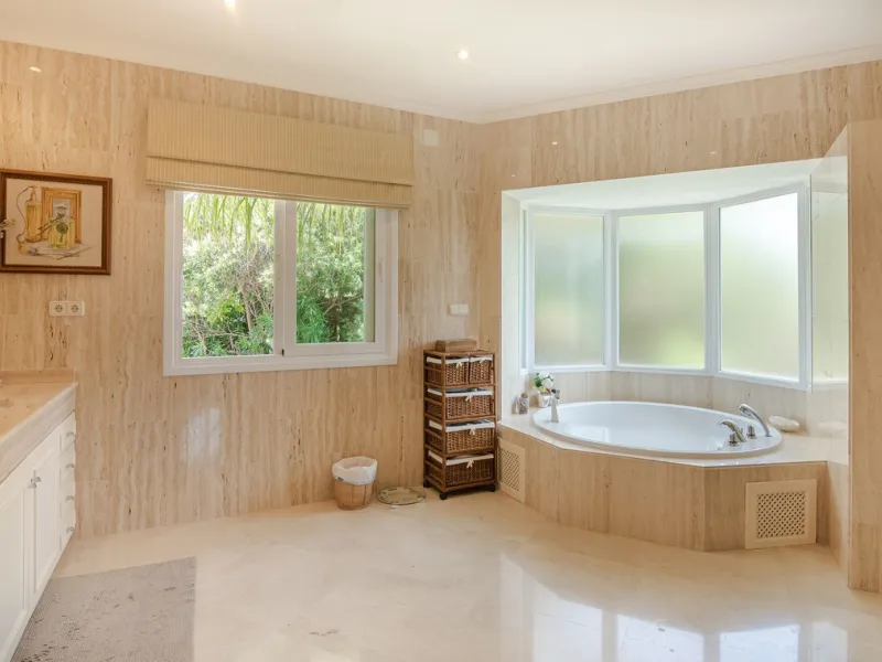 A spacious high quality, south facing classical Spanish villa with 6 bedrooms in El Paraiso in Benahavis with sea views and a lot of privacy.
