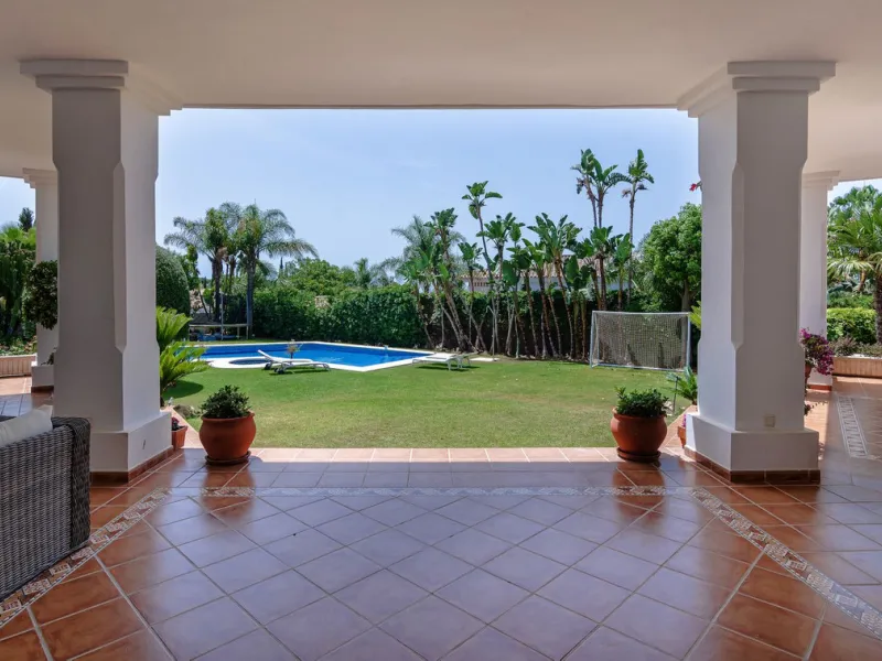 A spacious high quality, south facing classical Spanish villa with 6 bedrooms in El Paraiso in Benahavis with sea views and a lot of privacy.