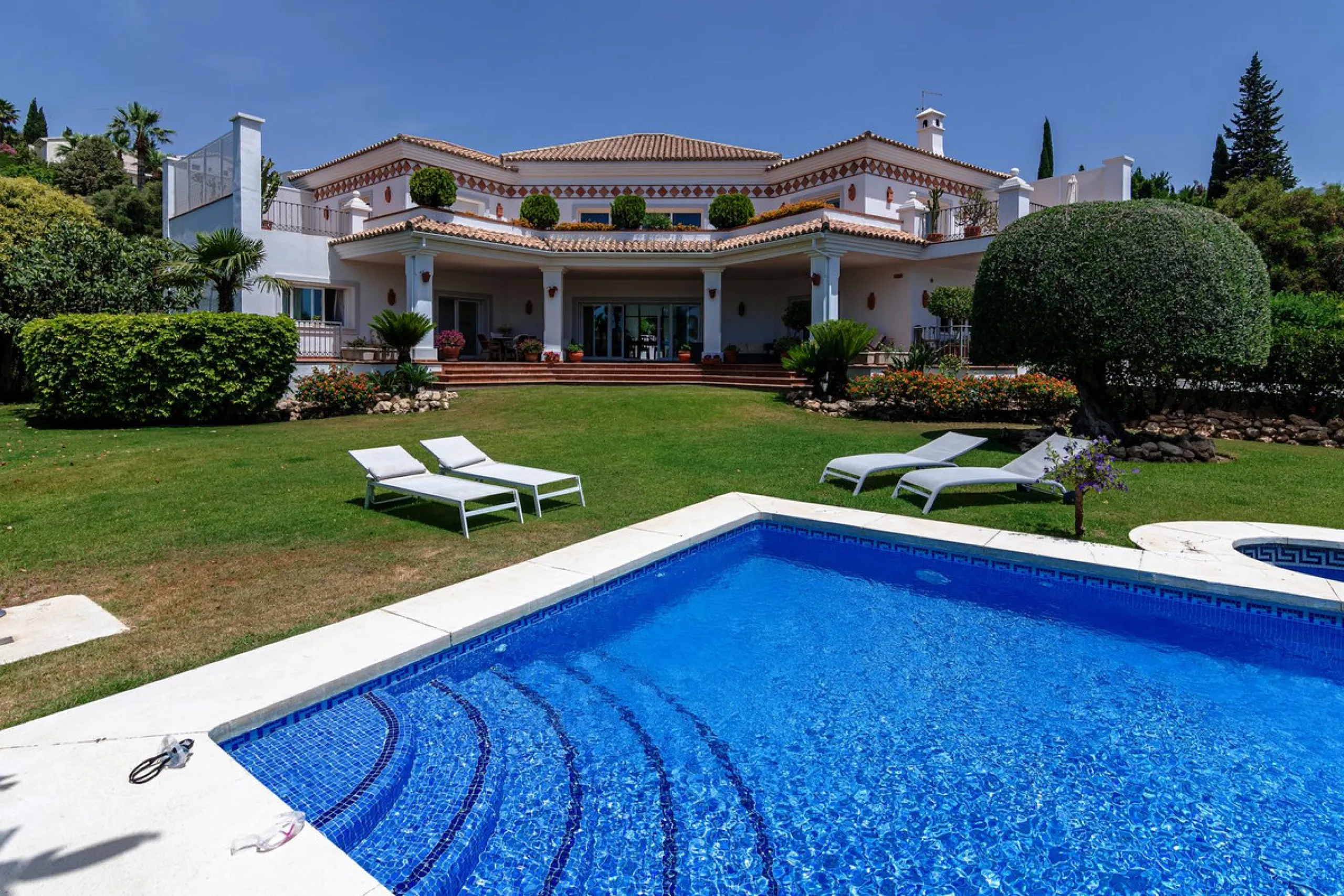 A spacious high quality, south facing classical Spanish villa with 6 bedrooms in El Paraiso in Benahavis with sea views and a lot of privacy.