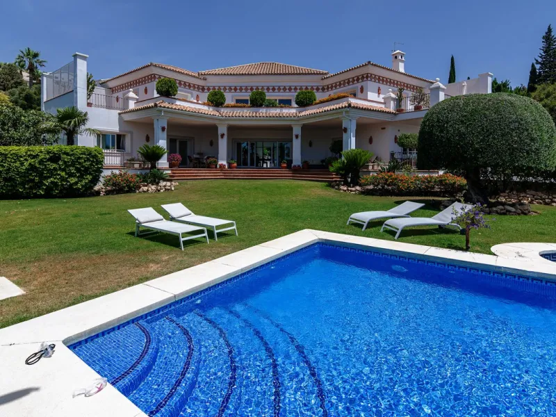 A spacious high quality, south facing classical Spanish villa with 6 bedrooms in El Paraiso in Benahavis with sea views and a lot of privacy.