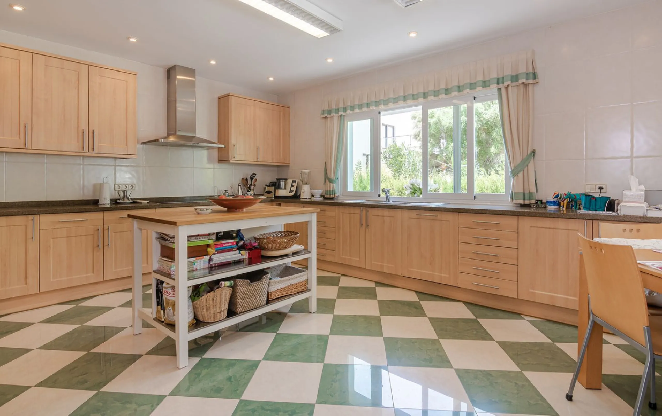 A spacious high quality, south facing classical Spanish villa with 6 bedrooms in El Paraiso in Benahavis with sea views and a lot of privacy.