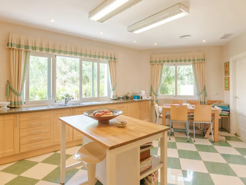 A spacious high quality, south facing classical Spanish villa with 6 bedrooms in El Paraiso in Benahavis with sea views and a lot of privacy.