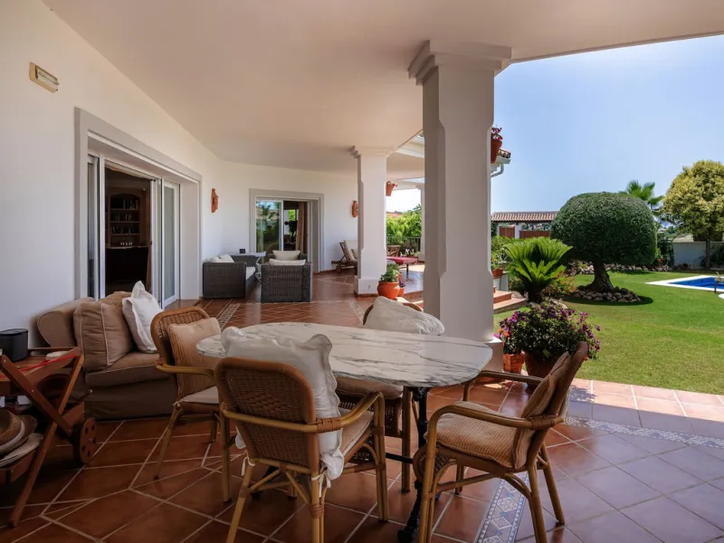 A spacious high quality, south facing classical Spanish villa with 6 bedrooms in El Paraiso in Benahavis with sea views and a lot of privacy.