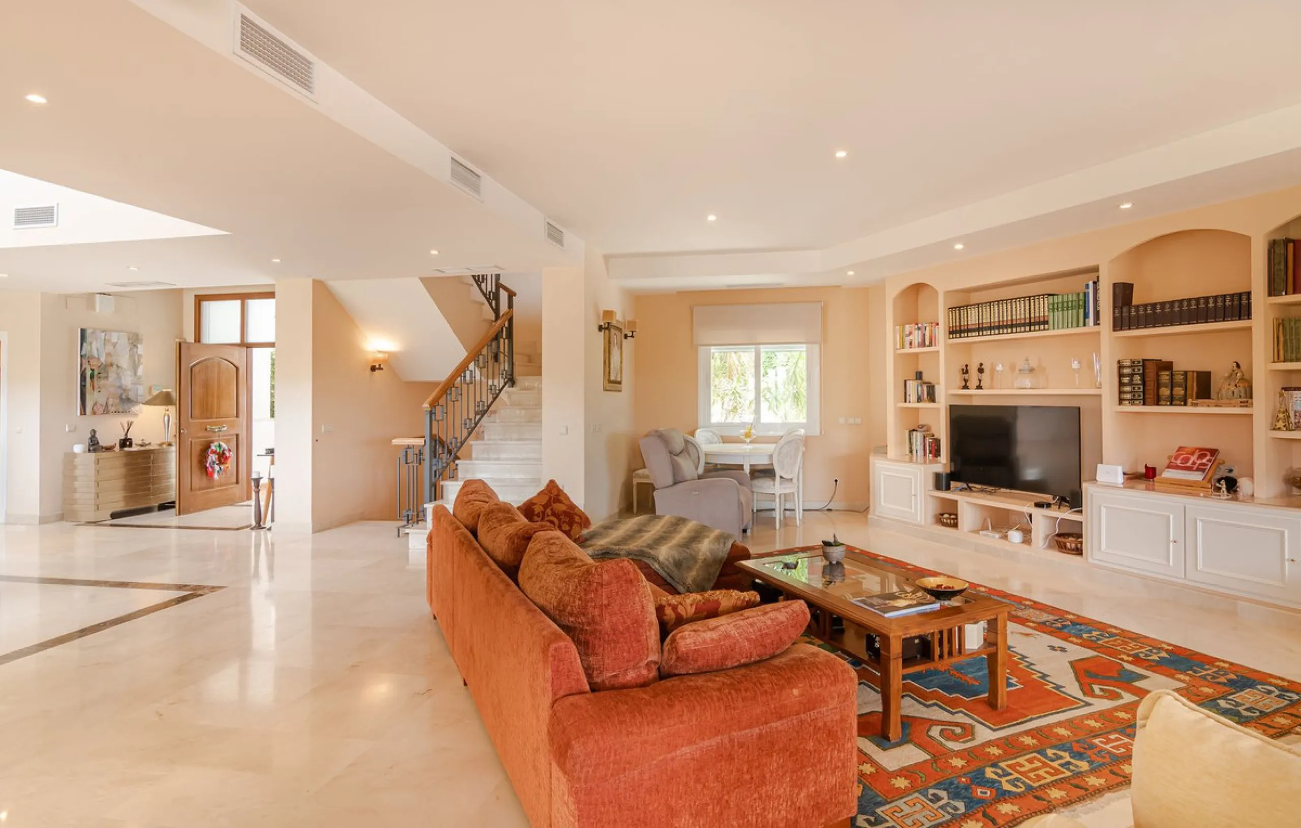 A spacious high quality, south facing classical Spanish villa with 6 bedrooms in El Paraiso in Benahavis with sea views and a lot of privacy.