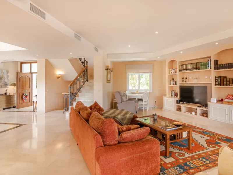 A spacious high quality, south facing classical Spanish villa with 6 bedrooms in El Paraiso in Benahavis with sea views and a lot of privacy.