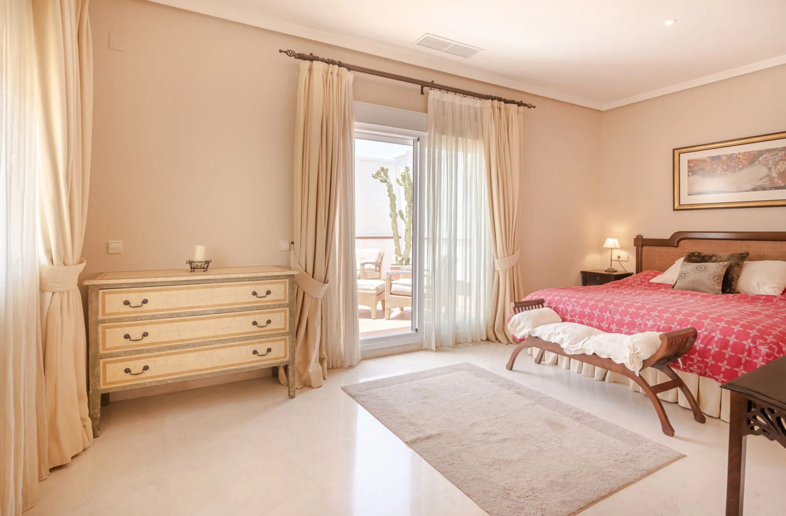 A spacious high quality, south facing classical Spanish villa with 6 bedrooms in El Paraiso in Benahavis with sea views and a lot of privacy.