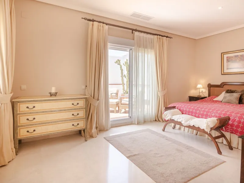 A spacious high quality, south facing classical Spanish villa with 6 bedrooms in El Paraiso in Benahavis with sea views and a lot of privacy.