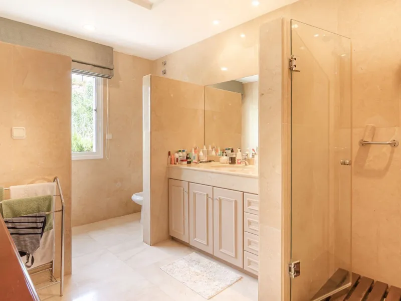 A spacious high quality, south facing classical Spanish villa with 6 bedrooms in El Paraiso in Benahavis with sea views and a lot of privacy.