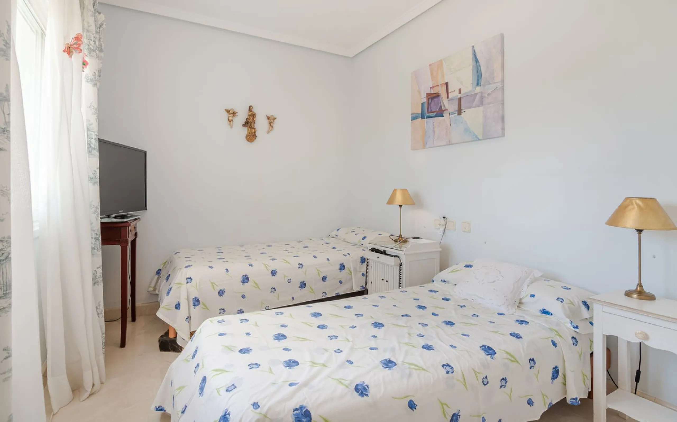 A spacious high quality, south facing classical Spanish villa with 6 bedrooms in El Paraiso in Benahavis with sea views and a lot of privacy.
