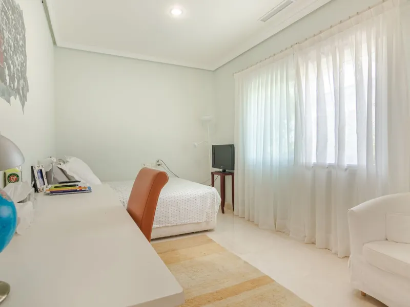 A spacious high quality, south facing classical Spanish villa with 6 bedrooms in El Paraiso in Benahavis with sea views and a lot of privacy.