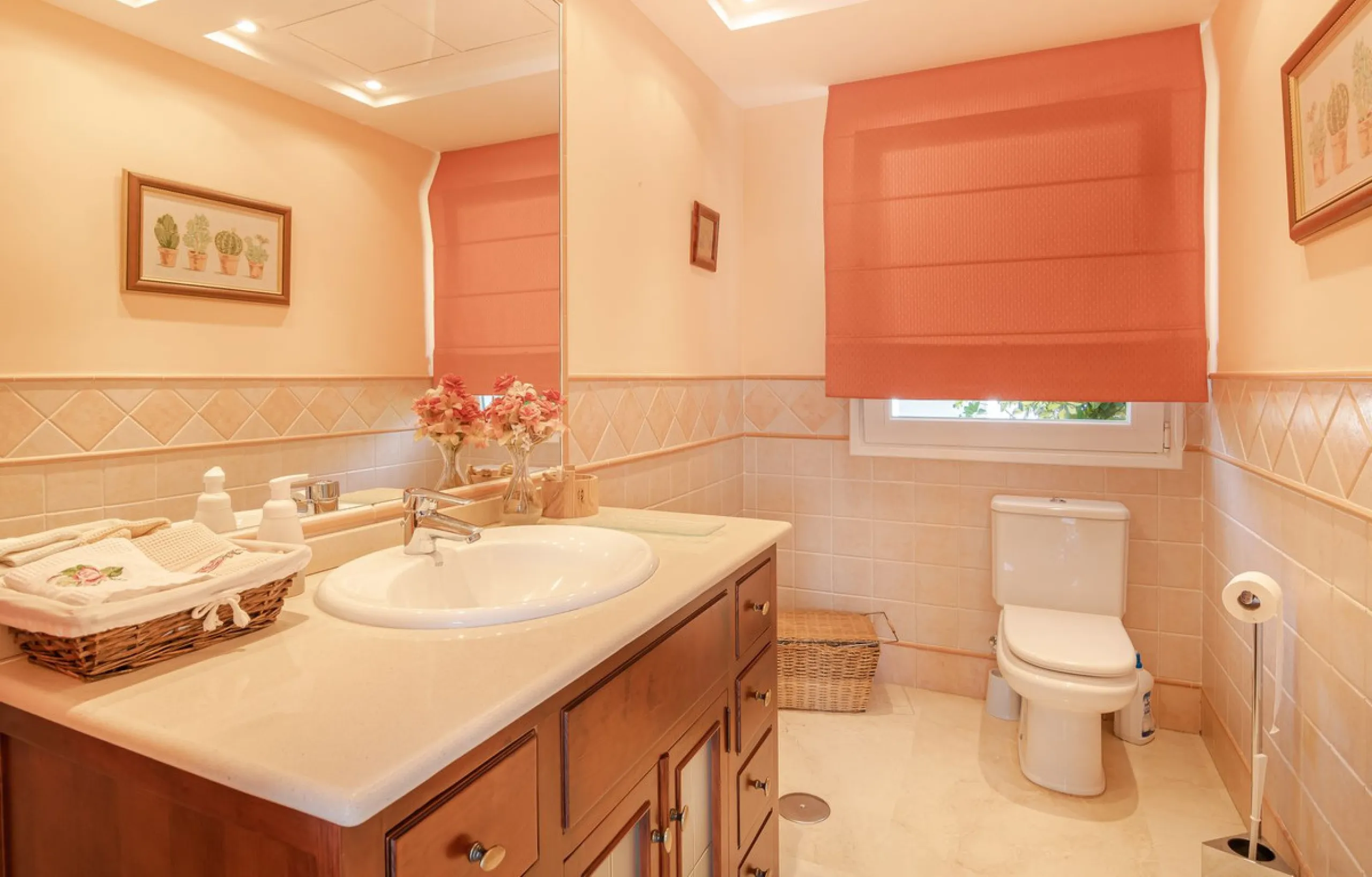 A spacious high quality, south facing classical Spanish villa with 6 bedrooms in El Paraiso in Benahavis with sea views and a lot of privacy.