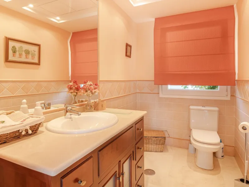 A spacious high quality, south facing classical Spanish villa with 6 bedrooms in El Paraiso in Benahavis with sea views and a lot of privacy.