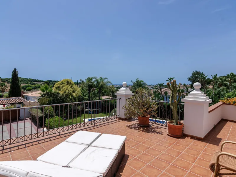 A spacious high quality, south facing classical Spanish villa with 6 bedrooms in El Paraiso in Benahavis with sea views and a lot of privacy.
