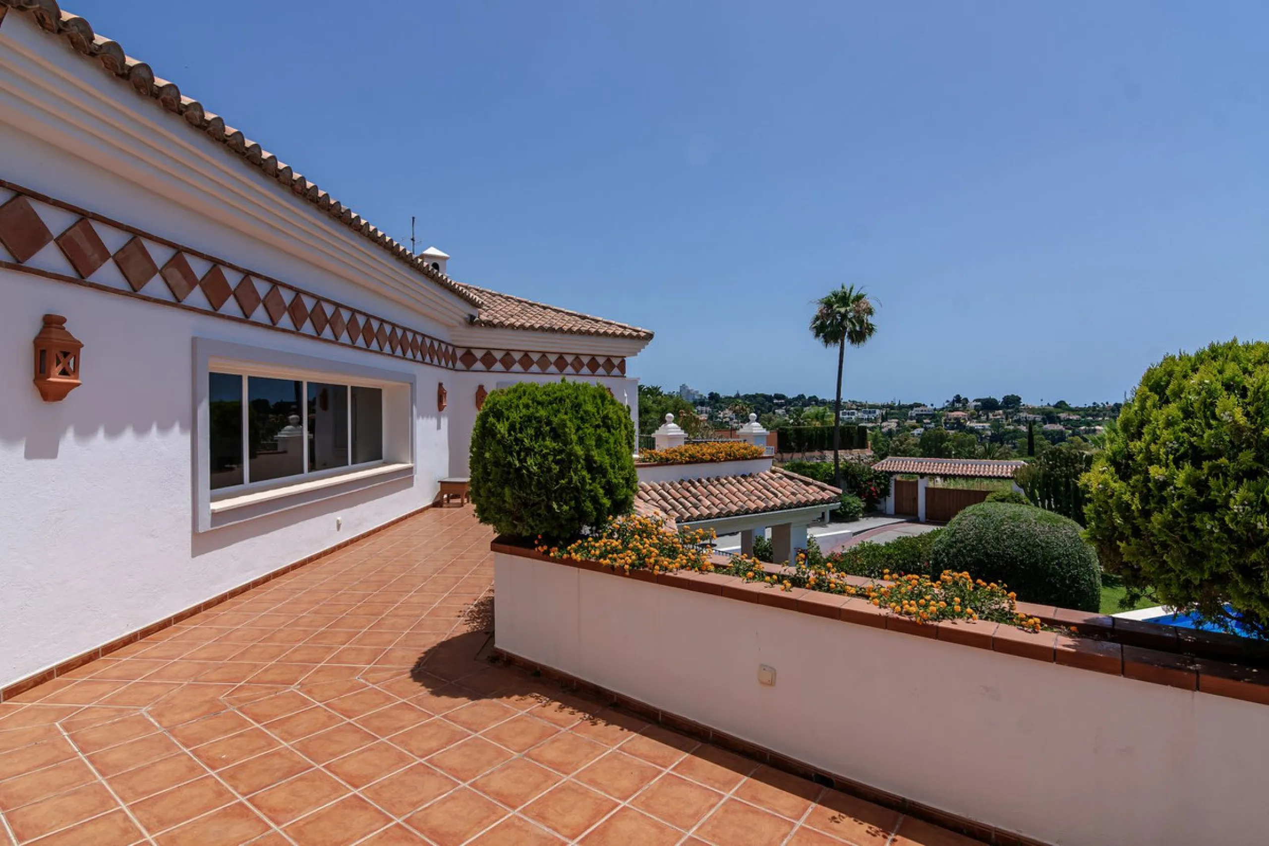 A spacious high quality, south facing classical Spanish villa with 6 bedrooms in El Paraiso in Benahavis with sea views and a lot of privacy.