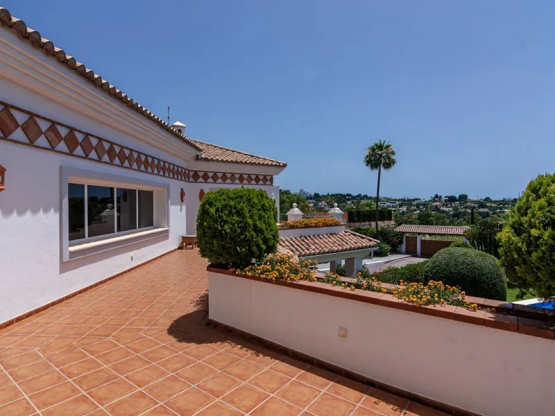 A spacious high quality, south facing classical Spanish villa with 6 bedrooms in El Paraiso in Benahavis with sea views and a lot of privacy.