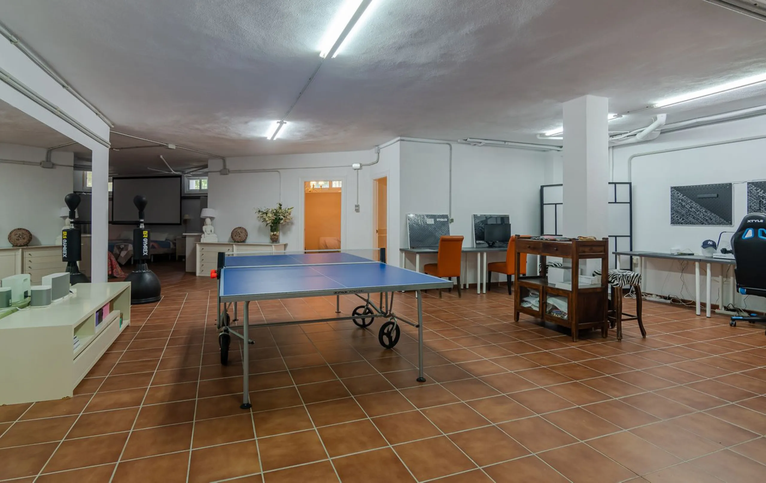 A spacious high quality, south facing classical Spanish villa with 6 bedrooms in El Paraiso in Benahavis with sea views and a lot of privacy.