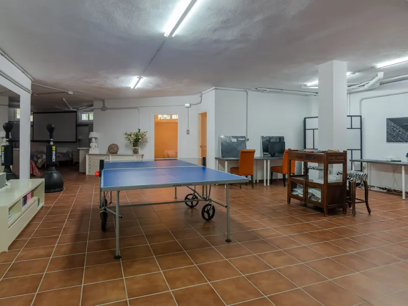 A spacious high quality, south facing classical Spanish villa with 6 bedrooms in El Paraiso in Benahavis with sea views and a lot of privacy.