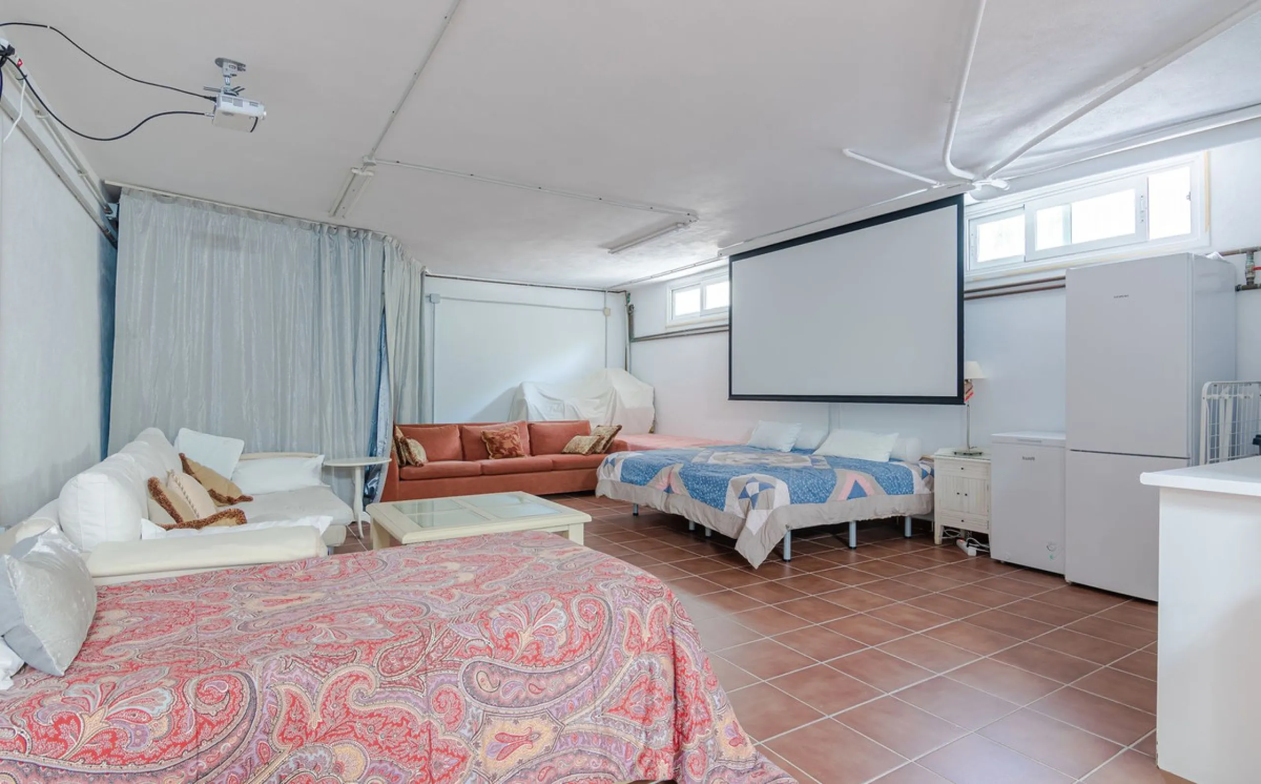 A spacious high quality, south facing classical Spanish villa with 6 bedrooms in El Paraiso in Benahavis with sea views and a lot of privacy.