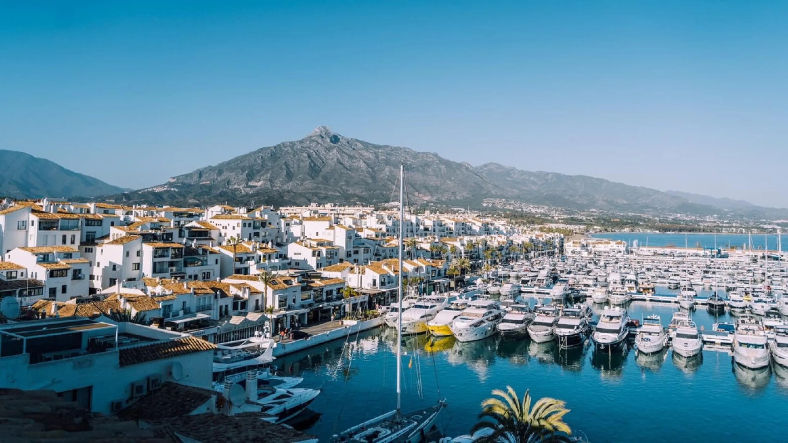 Beachfront & Marina-Front Apartment in Puerto Banús, Marbella