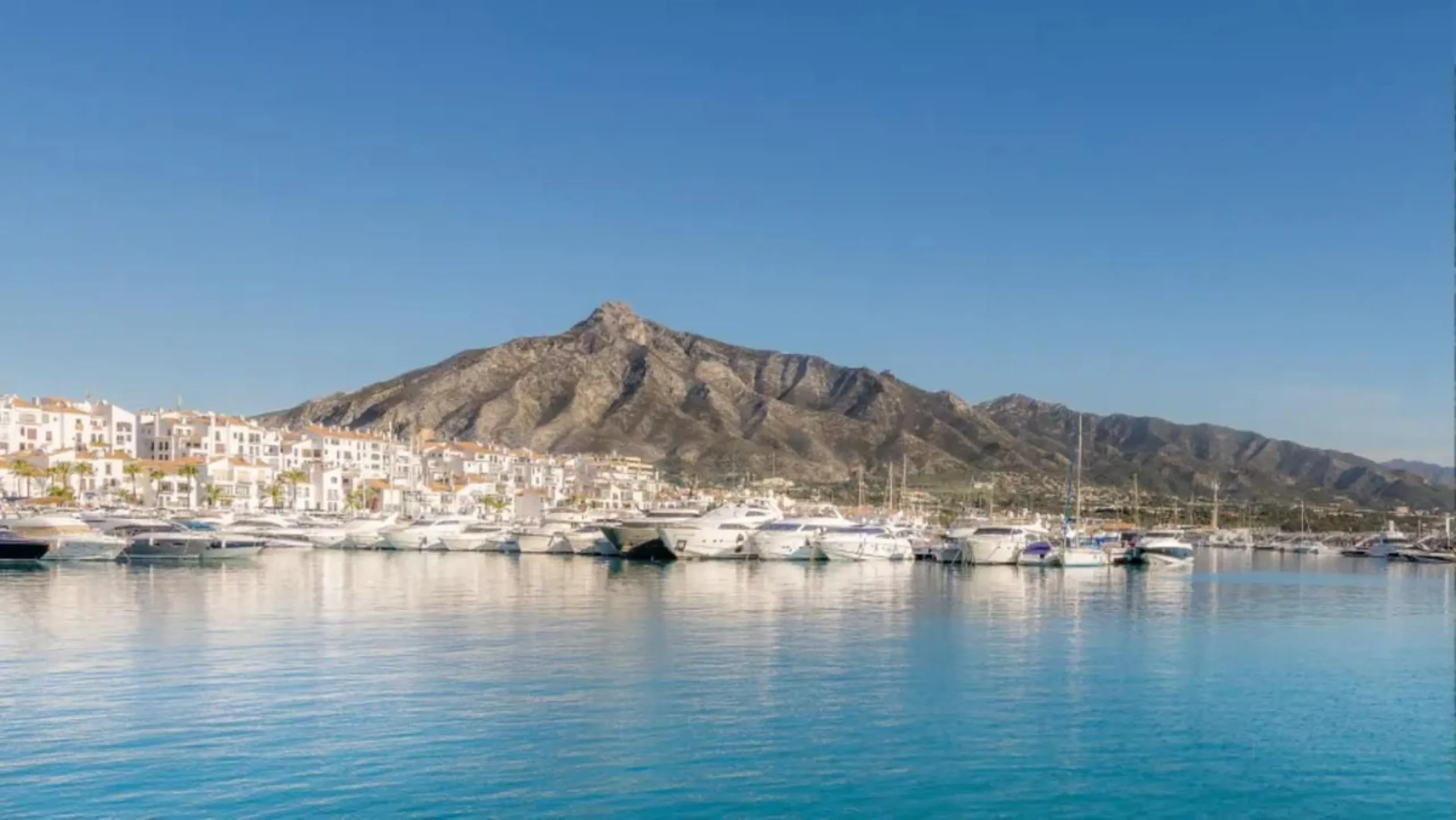 Beachfront & Marina-Front Apartment in Puerto Banús, Marbella