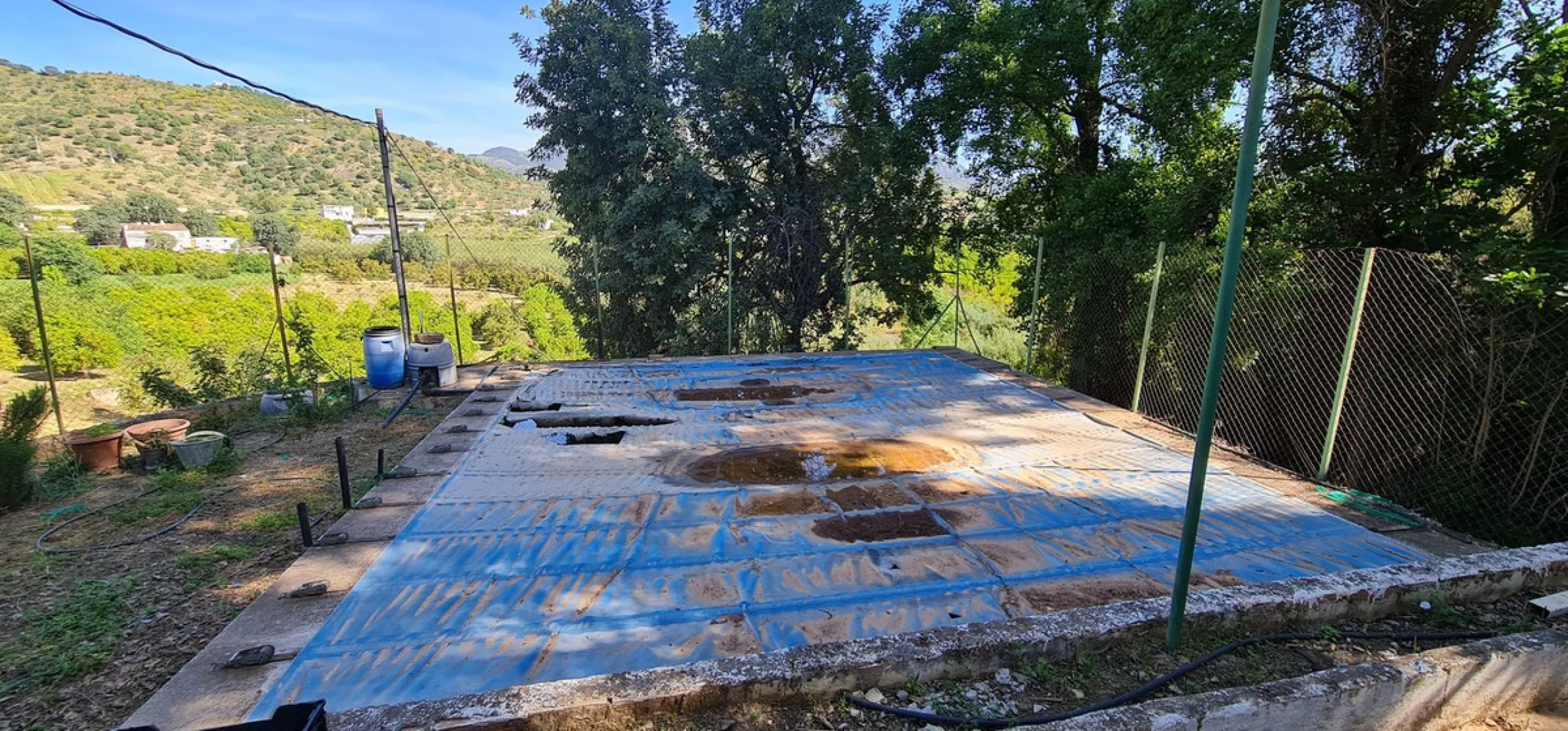 Great opportunity to purchase a total of more than 22.000m2 of land in the area of Tolox, offering different fruit trees, avocado trees and olive trees. There are two plots next to eachother which are to be sold, one plot has a small farm house and has a 