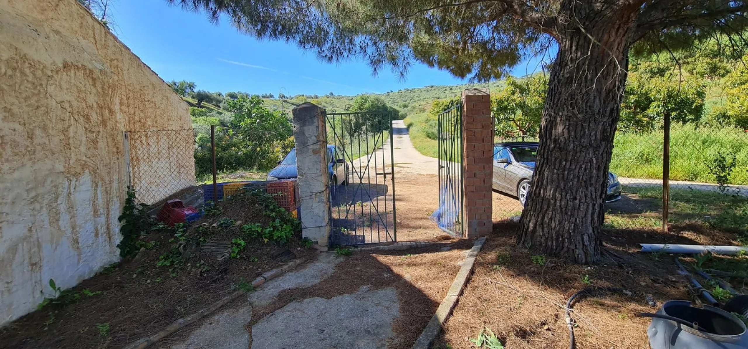 Great opportunity to purchase a total of more than 22.000m2 of land in the area of Tolox, offering different fruit trees, avocado trees and olive trees. There are two plots next to eachother which are to be sold, one plot has a small farm house and has a 