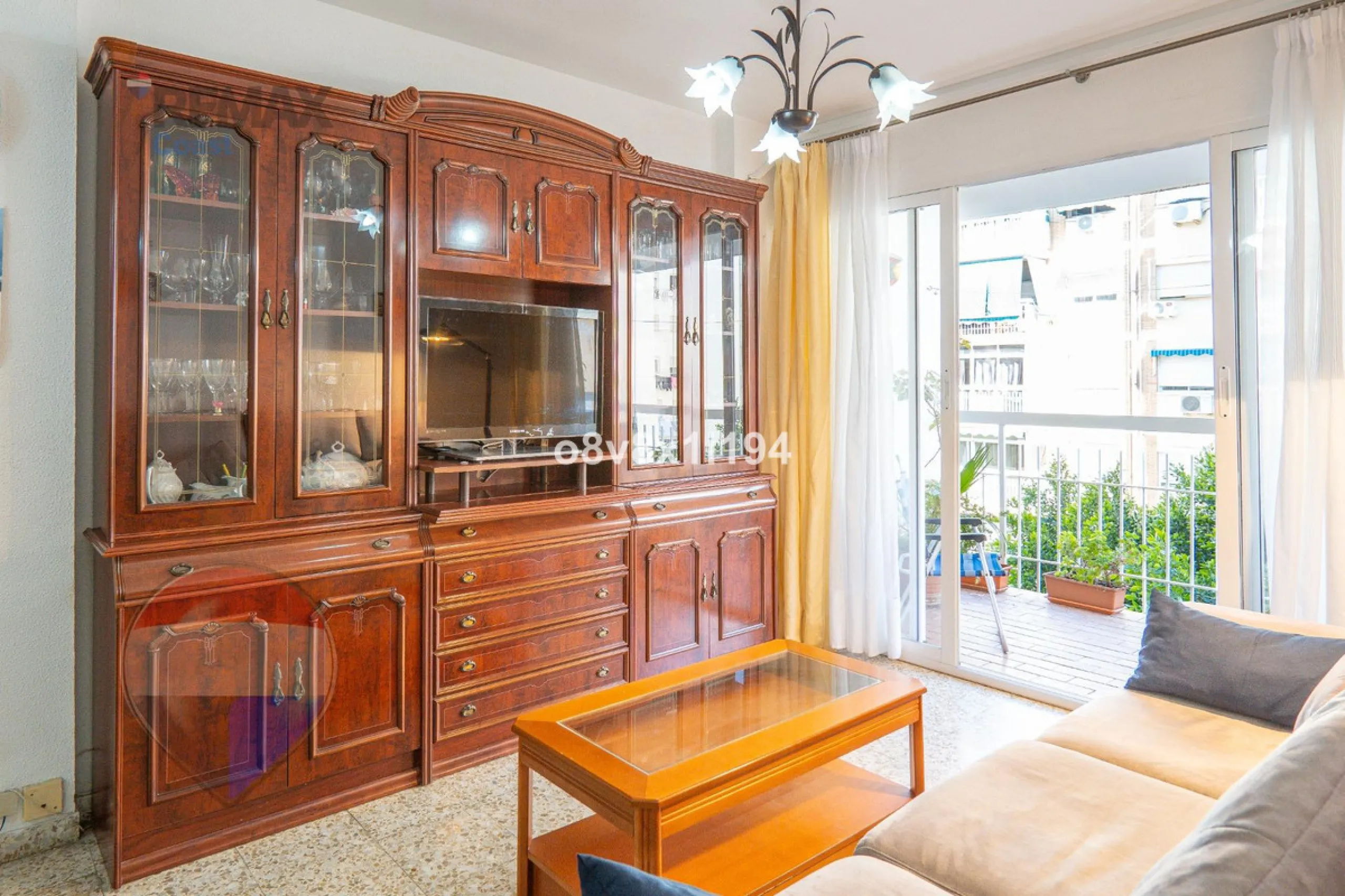 We present an exceptional opportunity to acquire an apartment in the highly sought-after area of Princesa Huelin, just 680 meters from the beach.